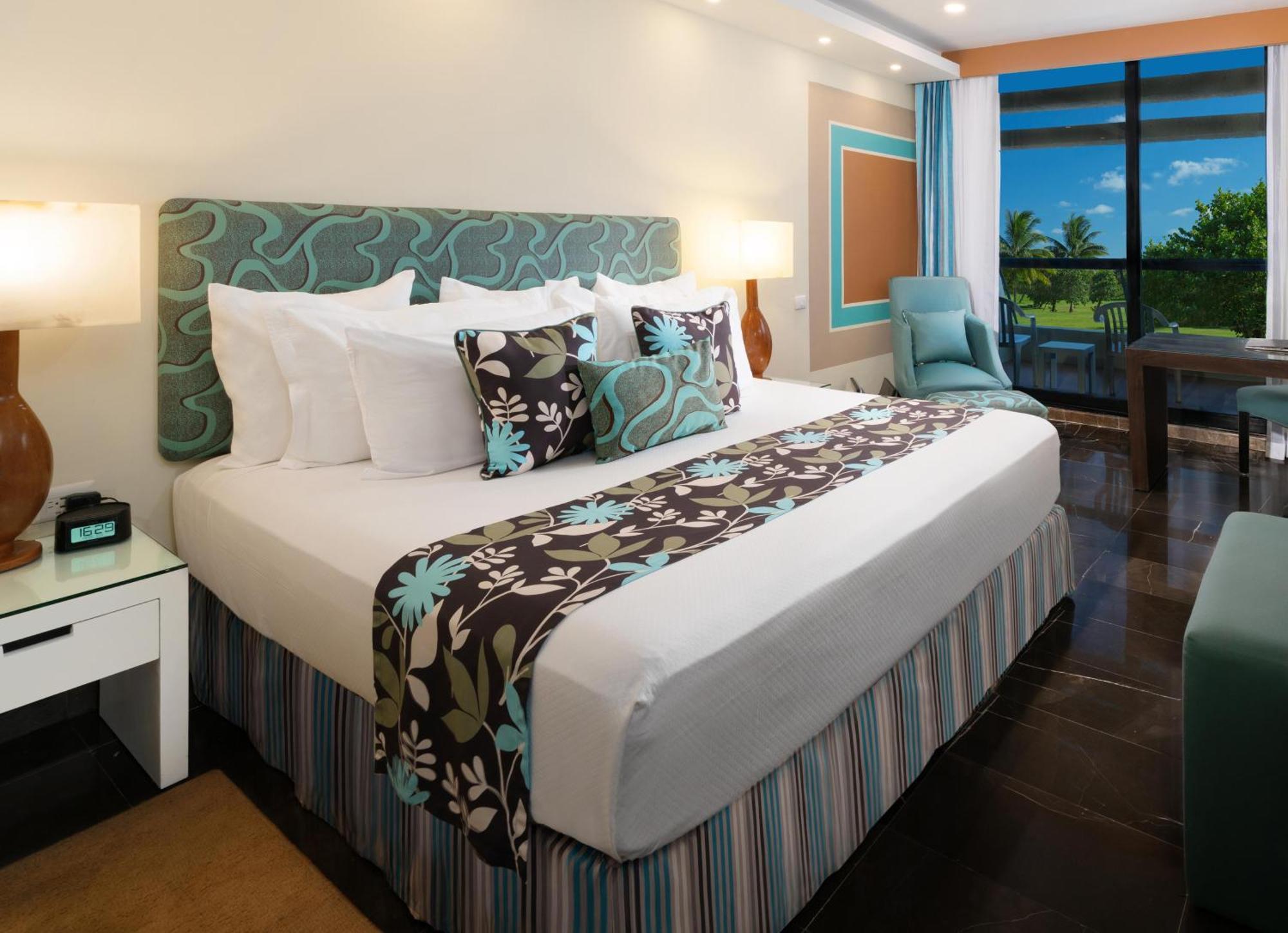 The Pyramid Cancun By Oasis Exterior photo A room at the Hilton La Romana