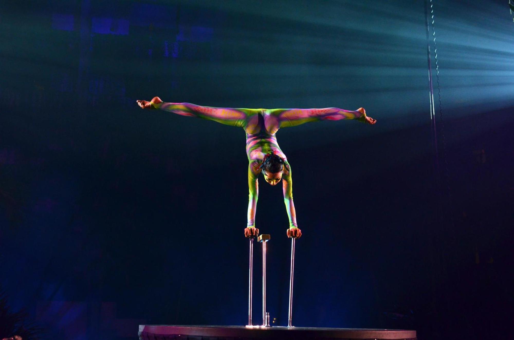 The Pyramid Cancun By Oasis Exterior photo A contortionist