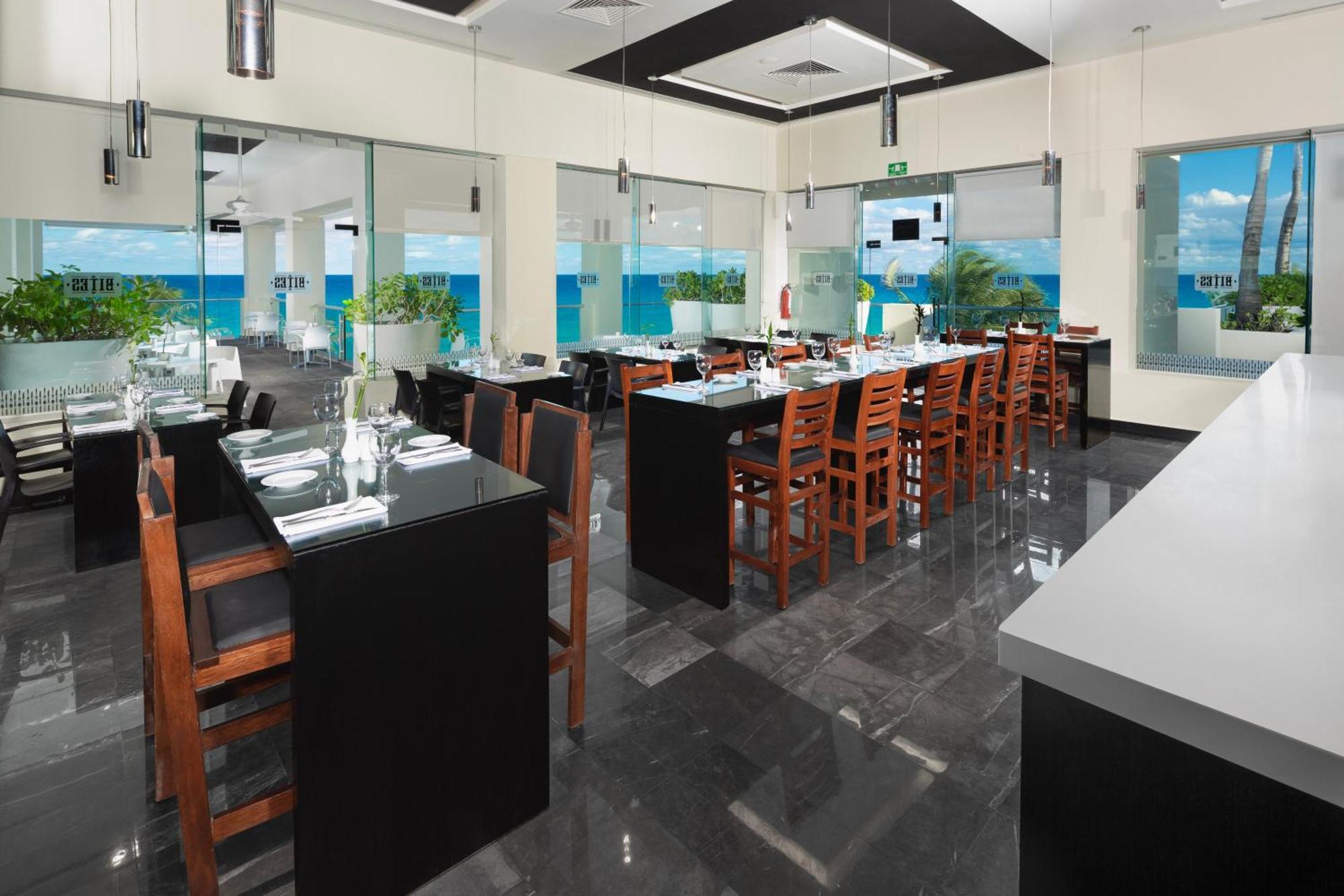 The Pyramid Cancun By Oasis Exterior photo Restaurant