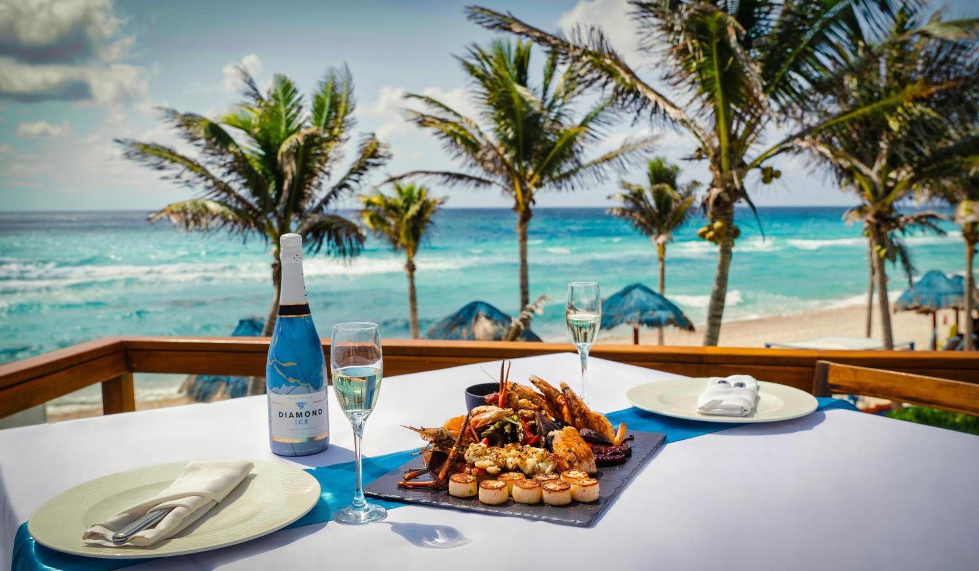 The Pyramid Cancun By Oasis Exterior photo Beachfront dining at the Hilton